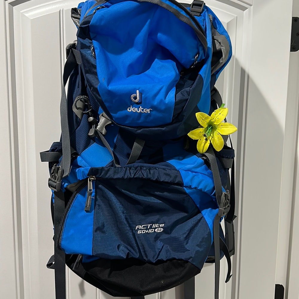 deuter ACTlite 60+10SL hiking backpack : like new: used once